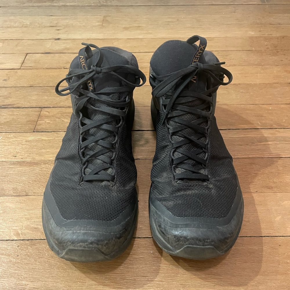 Arc’teryx Aerios FL 2 Mid GTX Shoe Men’s size 9 hiking boot in Black